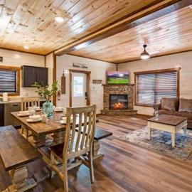 Modern Pigeon Forge Getaway, Minutes to Dollywood, Hot Tub& Game Room, hotel in Pigeon Forge