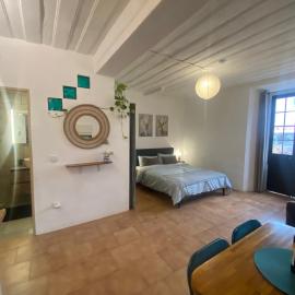 Casa lovits - Cozy One-Bedroom Apartment with Modern Comforts, hotel Espinhal városában