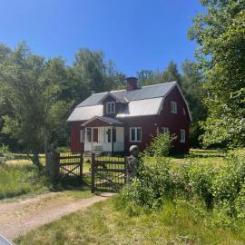3 bedroom Forest Cabin Retreat in Högsby Småland, hotel u gradu Högsby