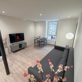 Charmant appartement, 2 chambres au bord des quais، فندق في ميلو