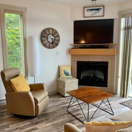 Sooke Harbour Hideaway - Luxurious Vacation Rental, hotel in Sooke