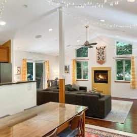 Cozy cabin deep in the redwoods with WiFi and Hot Tub, hotel in Guerneville
