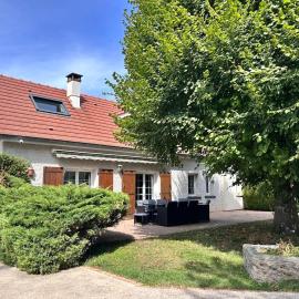 Maison aux portes de Dijon à la campagne