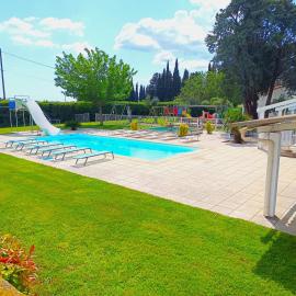 Mas de la BOURGADE Grande villa toboggan aquatique、Meynesのホテル