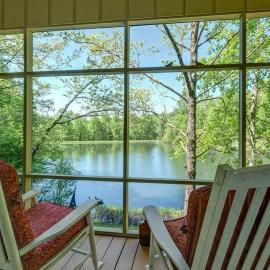 Waterfront cabin in the woods, hotel in Murphy