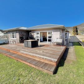 3-Beds with Sunny Deck & Gardens
