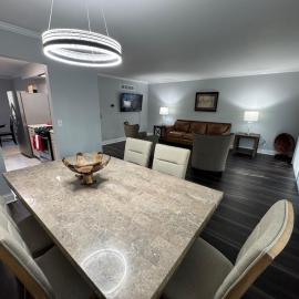Suburban Retreat 15 Mins to Downtown Detroit, hotel in Southfield