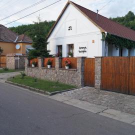 Cseresznyés Vendégház, מלון בSzomolya