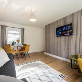 Spacious Apartment near MCR Airport