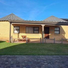 Outeniqua Strandwoonstel, hotel in Great Brak River
