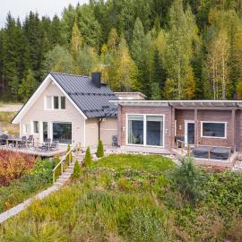 Mökki ulkoporealtaalla, Hotel in Uurainen
