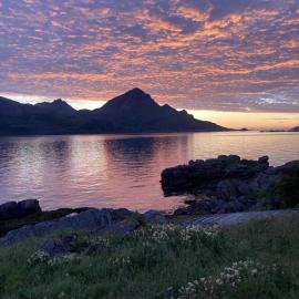 Midnight-sun and Northern-lights house by ocean, hotel in Vitting