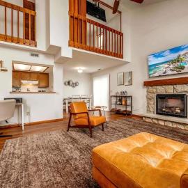 Quiet 2-Bedroom Condo with Garage and Fast Wi-Fi, hotel en Fort Wayne