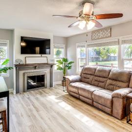 Half-Mi to Dtwn Yankton & River: Charming Home!, hotel in Yankton