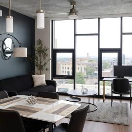 Modern 2BR Gem Rooftop Pool and Workspaces, hotel in Birmingham