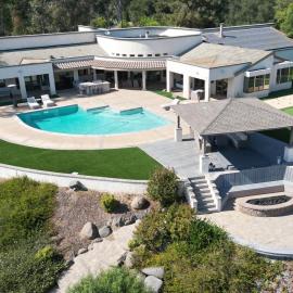 Private Gated 6BR Luxury Estate, Gym, Lake View, Hotel in Escondido