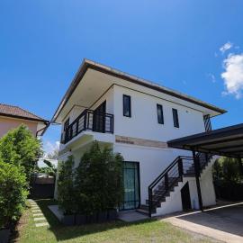RinFin Beach House - Bangtao, hotel in Ban Thalat Choeng Thale