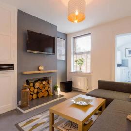 Ashton House - Stylish 2 Bedroom House, Close to Luton Town Center & Airport, hotel di Luton