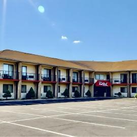 Red Roof Inn & Suites Newport - Middletown, RI, hotel sa Middletown