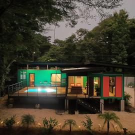 Pura Vida Jungle Container - Near Avellanas Beach, hôtel à Tapantí