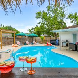 Resort Style Backyard Tiki Bar Pool Hot Tub