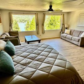 Lake View Suite for 2-Hot Tub-Dog Friendly, hotel in Bass Lake Annex