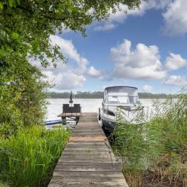 Nelsen mit Ruderboot auf Wassergrundstück