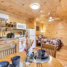 ‘Hudson’s Hideaway Cabin’ on Creek in Beattyville!, hotel in Beattyville