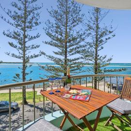 Golden Views Hideaway - Ocean views & Free parking