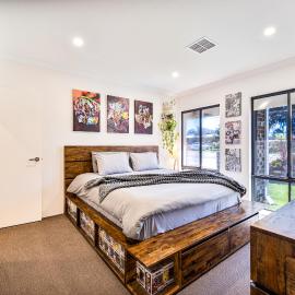 King Suite with Private Ensuite, hotel in Perth