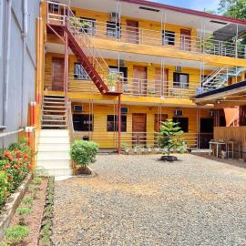 Rain Haven Lodging House, hotel en Corón