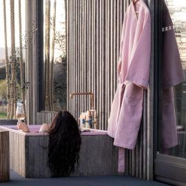 Romantic Tiers Escape - Pink Bath, Wood-Fired Pizza, Firepit & Mountain Magic, ξενοδοχείο σε Chudleigh