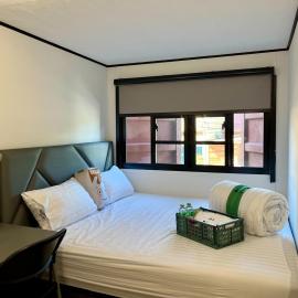 Hybrit box, hotel a Sathani Khlong Rian