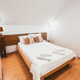 Cosy bedroom for 2 with Balcony in a Family Villa、Turnu Măgureleのホテル