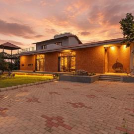 StayVista at Zen Grove with Bonfire, Lawn, hotelli kohteessa Hyderabad