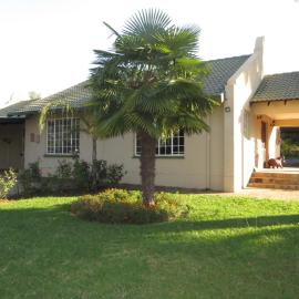 Dandelion Cottage، فندق في Boschkop