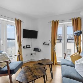 Fab 2-Bed Apartment Great Location With Parking