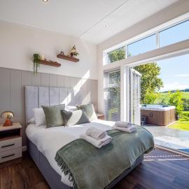 Stylish 3-Bed Lodge with Golf & Spa Access, hotel in Blackawton