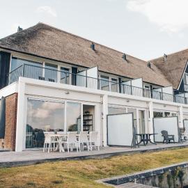 Townhouse in Heeg for 8 Guests with Private Dock & Views of the Heegermeer, hotel in Heeg