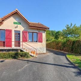 1 Bedroom Amazing Home In Nanteuil-En-Vallée, hotel in Nanteuil-en-Vallée