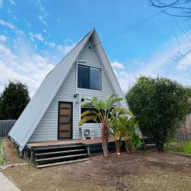 Coastal A-Frame Hideaway, hotell i Hastings