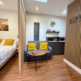 The Cabin at the Orchard House- Stricly No Parties, hotel in Barton in the Clay