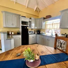 Spacious 2-Bedroom, 2-Bath Apartment 5 Mins to Sandy Beach & Airport, hotel in Vieux Fort