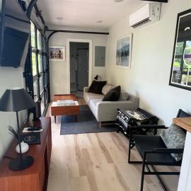 The Hideaway on Tacketts - Shipping Container, hotel u gradu 'Hurricane'