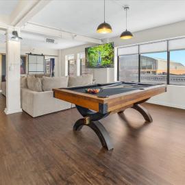6 BR Condo in the Heart of Indy - 3 blocks to ICC, hotel v destinácii Indianapolis