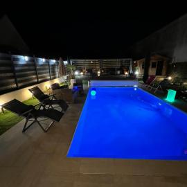 Maison 8 pers avec piscine chauffée jacuzzi proche orleans, hôtel à Saran
