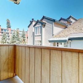 Walk to Mammoth Ski Lifts at Canyon Lodge Condo