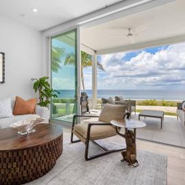 Oceanfront Sunset Patio w/ BBQ + Pool, Gym & Spa, hotel in West Bay