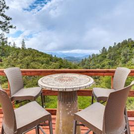 Mtn-View Coulter Escape w/ Rustic Tree Lookout, hotel in Coulterville
