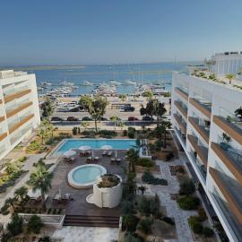 Luxurious Apartment with Sea View, Pools, Fitness